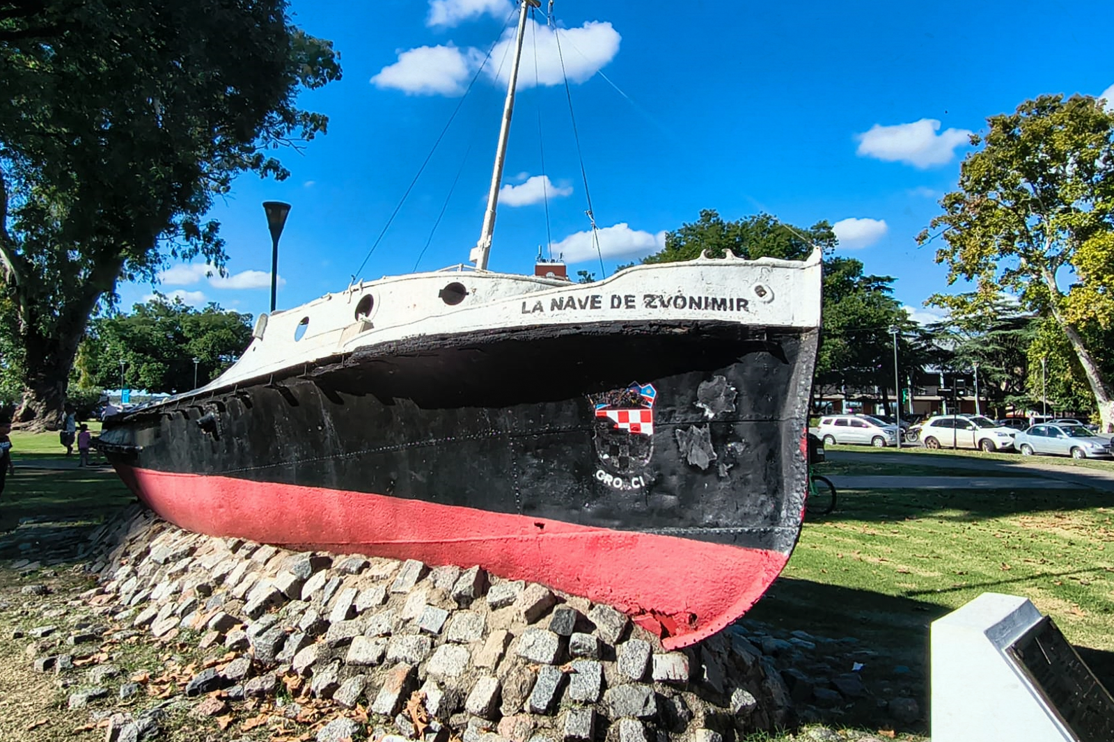 De Italia a Croacia y a la ciudad de Rosario: la historia de la “Bichini”, la embarcación que descansa frente a la Estación Fluvial